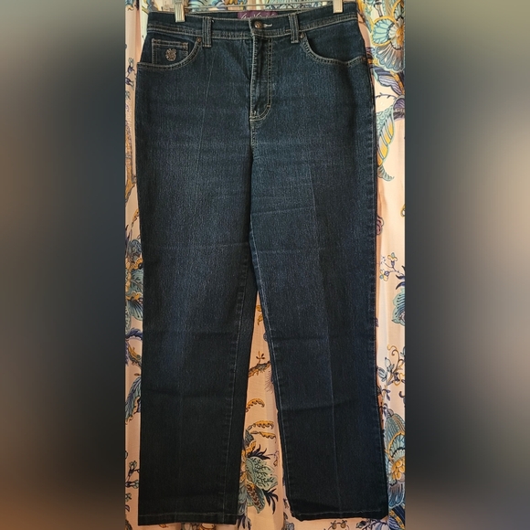 Gloria Vanderbilt 'Amanda' Denim Jeans - Picture 2 of 10